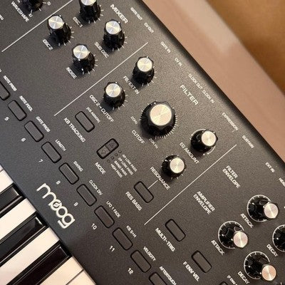 MOOG MESSENGER ANALOG SYNTHESIZER 37 KEY BLACK W BOX TESTED EXCELLENT
