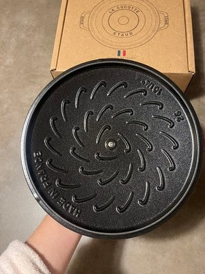 STAUB HORSE SIGNATURE COCOTTE 26CM CAST IRON UNUSED RARE MINT