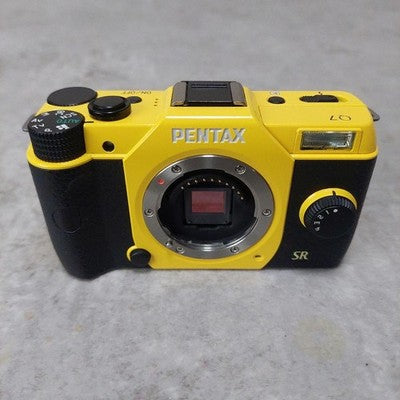 PENTAX Q7 YELLOW MIRRORLESS CAMERA 02 ZOOM LENS KIT SD CARD ACCESSORIES