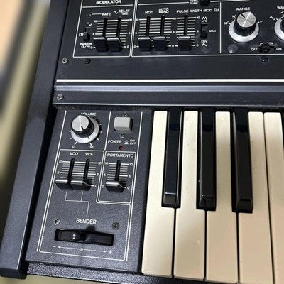 ROLAND SH-2 ANALOG SYNTHESIZER VINTAGE MONO SYNTH WITH HARD CASE TESTED