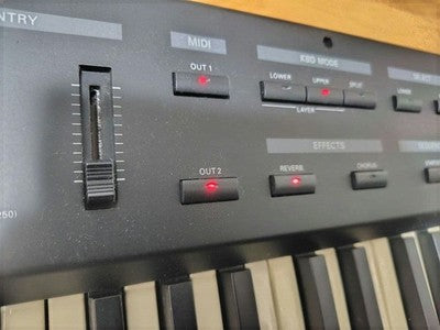 ROLAND A-33 MIDI KEYBOARD CONTROLLER 76 KEYS TESTED BATTERY WORKS PARTS