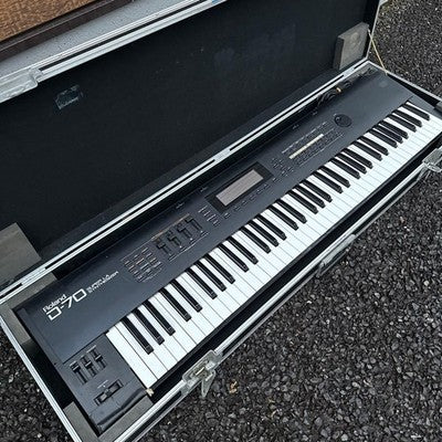 ROLAND D-70 SYNTHESIZER KEYBOARD W/ HARD CASE - TESTED POWER ON AS IS