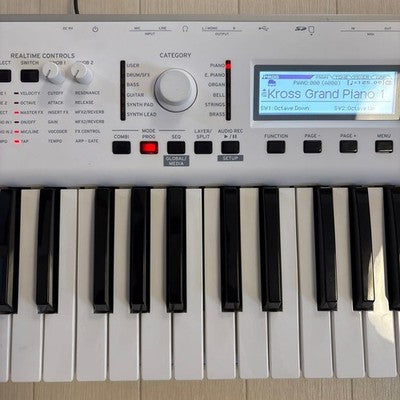 KORG KROSS2-61-SC SYNTHESIZER WITH CASE AND ACCESSORIES EXCELLENT CONDITION NEW