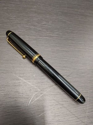 PILOT FOUNTAIN PEN NIB SIZE M 14K BLACK GOLD RESIN USED AUTHENTIC PRODUCT