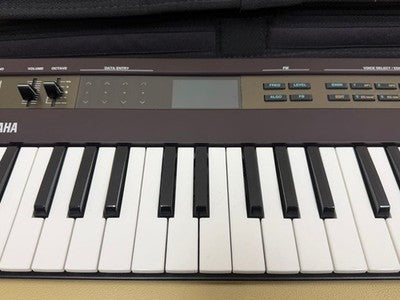 YAMAHA REFACE DX SYNTHESIZER WITH DEDICATED CASE POWER ADAPTER MANUAL NEAR MINT