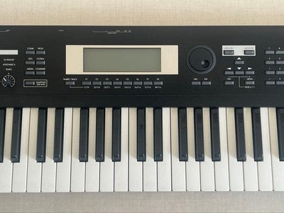 KORG TR76 WORKSTATION SYNTHESIZER 76-KEY W/ ADAPTER SOFT CASE FROM JAPAN AS IS