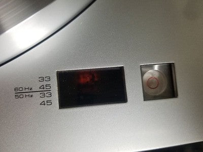 YAMAHA YP-800 RECORD PLAYER TURNTABLE WITH DUST COVER