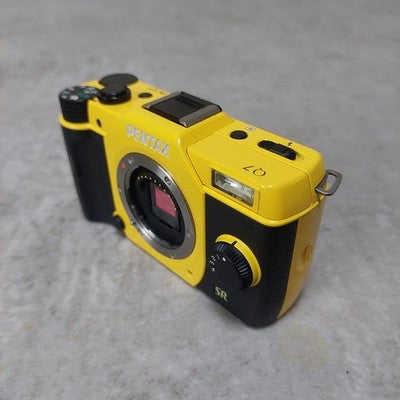 PENTAX Q7 YELLOW MIRRORLESS CAMERA 02 ZOOM LENS KIT SD CARD ACCESSORIES