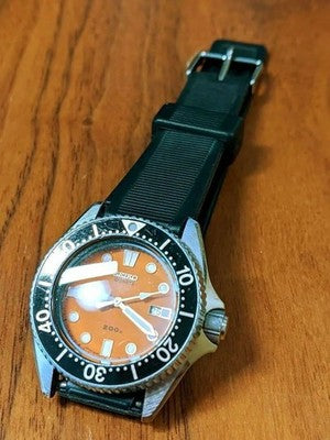 SEIKO PROFESSIONAL 2A22-0170 MINI DIVER 200M QUARTZ WATCH RARE VINTAGE JAPAN