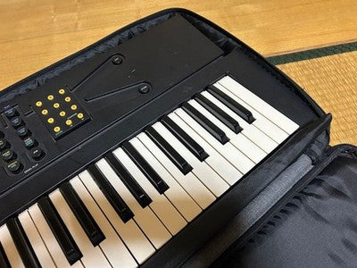 YAMAHA EOS YS200 SYNTHESIZER KEYBOARD WITH CASE 90S DIGITAL SYNTH WORKING