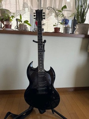 ESP VIPER ELECTRIC GUITAR BLACK - ALL BLACK HARDWARE, NO PICKGUARD (ORIGINAL