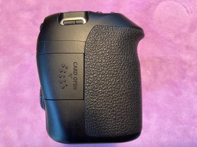 CANON EOS 70D DSLR CAMERA BODY WITH BATTERY GRIP AND LENS SET COMPLETE PACKAGE