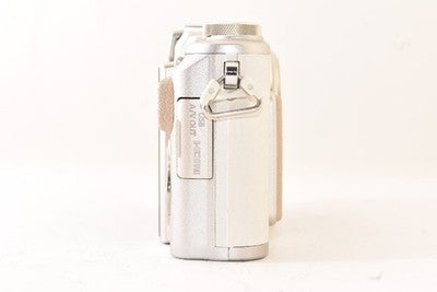 OLYMPUS PEN E-PL8 MIRRORLESS CAMERA (WHITE) FOR PARTS OR NOT WORKING