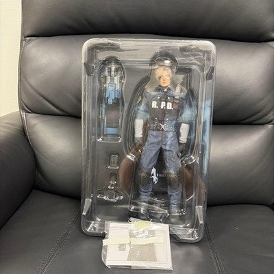 HOT TOYS BIOHAZARD 4 LEON S. KENNEDY R.P.D. VER. 1/6 SCALE ACTION FIGURE