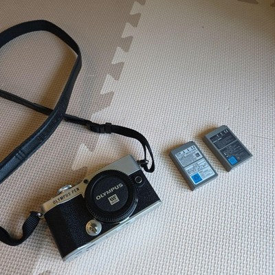 OLYMPUS PEN E-P7 DIGITAL CAMERA BODY SILVER WITH ACCESSORIES EXCELLENT+++++
