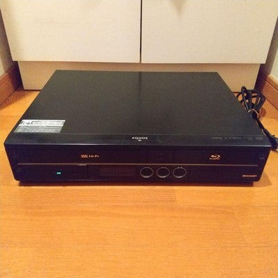 SHARP AQUOS BLU-RAY RECORDER BD-HDV22 WITH VHS FOR PARTS OR NOT WORKING
