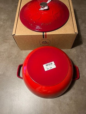 STAUB HORSE SIGNATURE COCOTTE 26CM CAST IRON UNUSED RARE MINT