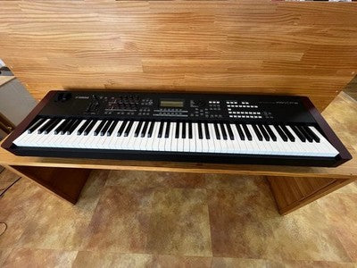 YAMAHA MOXF8 88 KEY SYNTHESIZER KEYBOARD EXCELLENT CONDITION WITH SOFT CASE