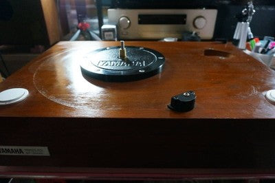 YAMAHA GT-2000L TURNTABLE RECORD PLAYER WITH CABINET, SPINDLE, AND SWITCH