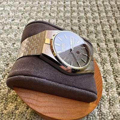 SEIKO KING QUARTZ 5856-8090 TEXTURED BROWN DIAL DAY DATE MENS WATCH VINTAGE