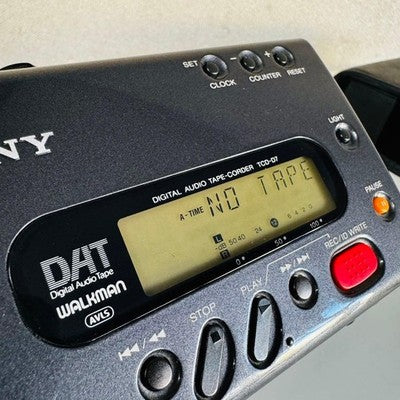 SONY TCD-D8 DAT WALKMAN DIGITAL AUDIO TAPE RECORDER PLAYER BLACK TESTED BOX CASE