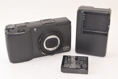 RICOH GR DIGITAL II COMPACT DIGITAL CAMERA LARGE MONITOR FOR PARTS NOT WORKING