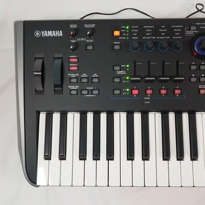 YAMAHA MODX6 61 KEY SYNTHESIZER W ORIGINAL CASE AC ADAPTER EXCELLENT JP
