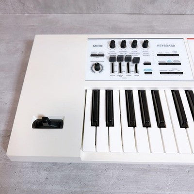 ROLAND JUNO-DS61 WHITE SYNTHESIZER 61 KEY KEYBOARD WITH PEDAL CASE EXCELLENT