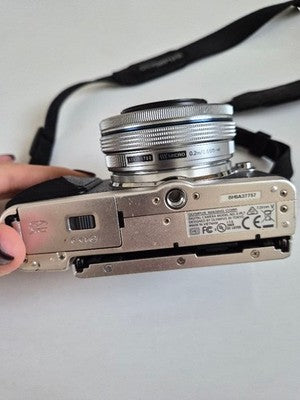 OLYMPUS PEN E-PL7 DIGITAL CAMERA SILVER BLACK WITH ACCESSORIES EXCELLENT+++++