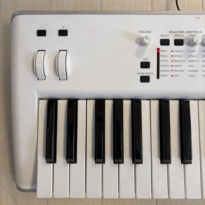 KORG KROSS2-61-SC SYNTHESIZER WITH CASE AND ACCESSORIES EXCELLENT CONDITION NEW