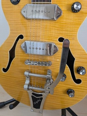 EPIPHONE WILDKAT ELECTRIC GUITAR WITH BIGSBY TREMOLO CLEAN CONDITION SOFT CASE