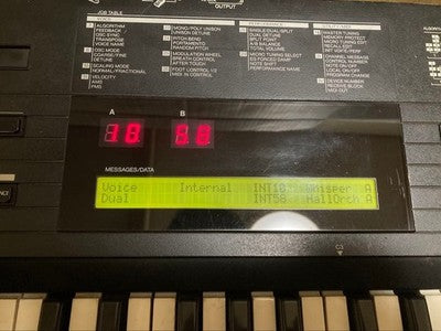 YAMAHA DX7II-D DX7 II DIGITAL FM SYNTH KEYBOARD 61-KEY FOR PARTS OR NOT WORKING