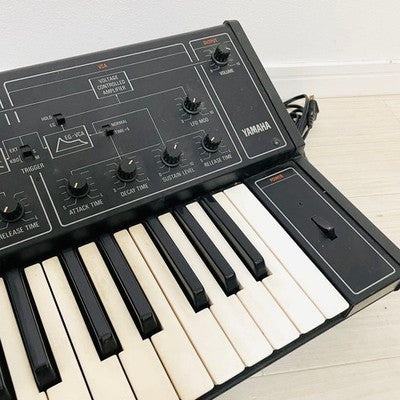 YAMAHA CS-10 ANALOG SYNTHESIZER KEYBOARD WITH HARD CASE FOR PARTS OR NOT WORKING