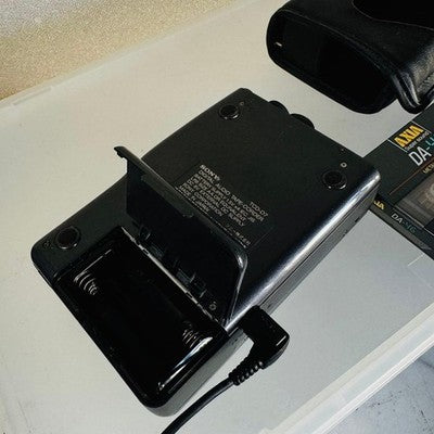 SONY TCD-D8 DAT WALKMAN DIGITAL AUDIO TAPE RECORDER PLAYER BLACK TESTED BOX CASE