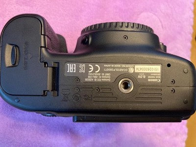 CANON EOS 70D DSLR CAMERA BODY WITH BATTERY GRIP AND LENS SET COMPLETE PACKAGE