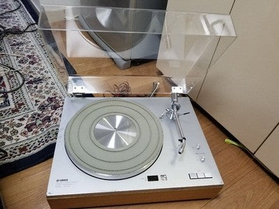 YAMAHA YP-800 RECORD PLAYER TURNTABLE WITH DUST COVER