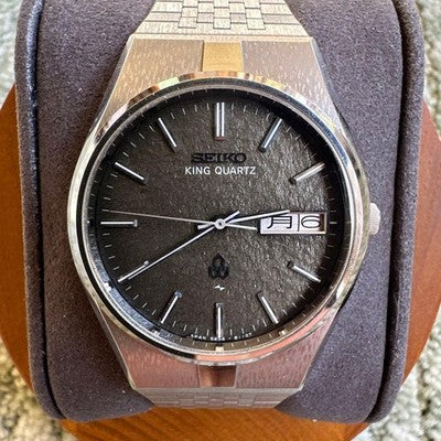SEIKO KING QUARTZ 5856-8090 TEXTURED BROWN DIAL DAY DATE MENS WATCH VINTAGE