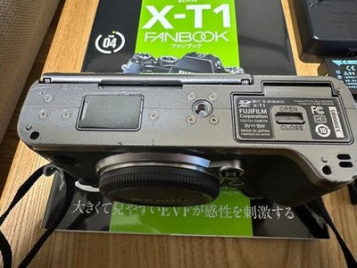 FUJIFILM X-T1 GRAPHITE SILVER, WITH FAN BOOK DIGITAL CAMERA