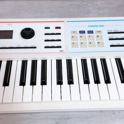ROLAND JUNO-DS61 WHITE SYNTHESIZER 61 KEY KEYBOARD WITH PEDAL CASE EXCELLENT