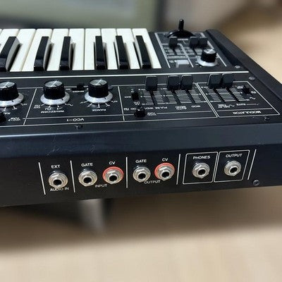 ROLAND SH-2 ANALOG SYNTHESIZER VINTAGE MONO SYNTH WITH HARD CASE TESTED