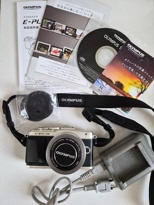OLYMPUS PEN E-PL7 DIGITAL CAMERA SILVER BLACK WITH ACCESSORIES EXCELLENT+++++