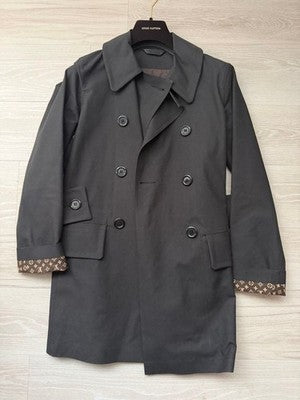 LOUIS VUITTON BLACK TRENCH COAT SIZE 34 ALMOST UNUSED STORAGE COVER, HANGER