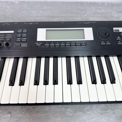 KORG TR61 SYNTHESIZER WORKSTATION 61-KEY W/ SOFT CASE FOR PARTS OR NOT WORKINGQ