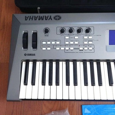 YAMAHA MM6 SYNTHESIZER 61-KEY KEYBOARD W/ CASE, PEDAL, AC ADAPTER