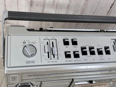 HITACHI TRK-8290 BOOMBOX RADIO CASSETTE RECORDER W/ ORIGINAL BOX & POWER CORD