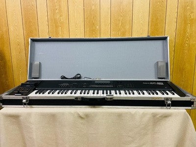 ROLAND XP-80 SYNTHESIZER 76-KEY KEYBOARD W/ HARD CASE FOR PARTS OR NOT WORKING