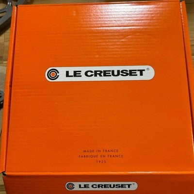 LE CREUSET POT STAND MIST GRAY NEW UNUSED IN BOX KITCHEN COOKWARE RACK