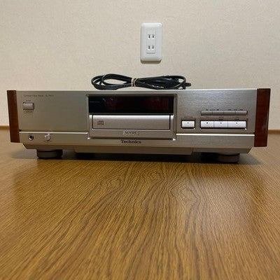 TECHNICS SL-P900 CD PLAYER MASH DAC HIGH-END AUDIO SIDE WOOD PANELS JAPAN