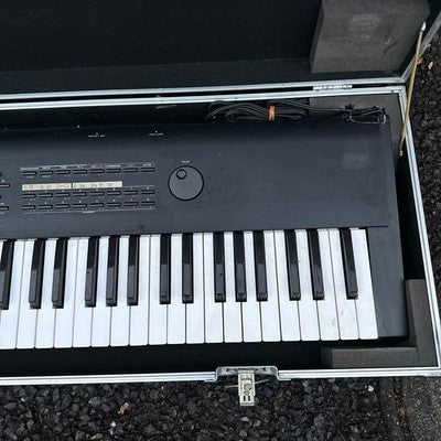 ROLAND D-70 SYNTHESIZER KEYBOARD W/ HARD CASE - TESTED POWER ON AS IS