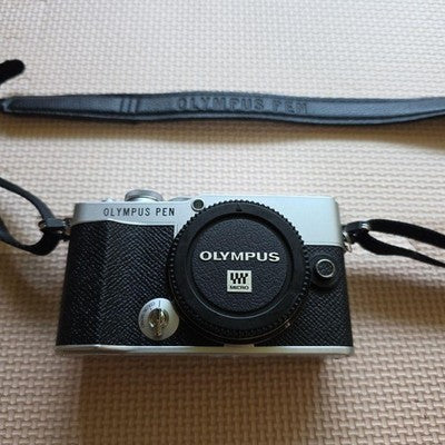 OLYMPUS PEN E-P7 DIGITAL CAMERA BODY SILVER WITH ACCESSORIES EXCELLENT+++++